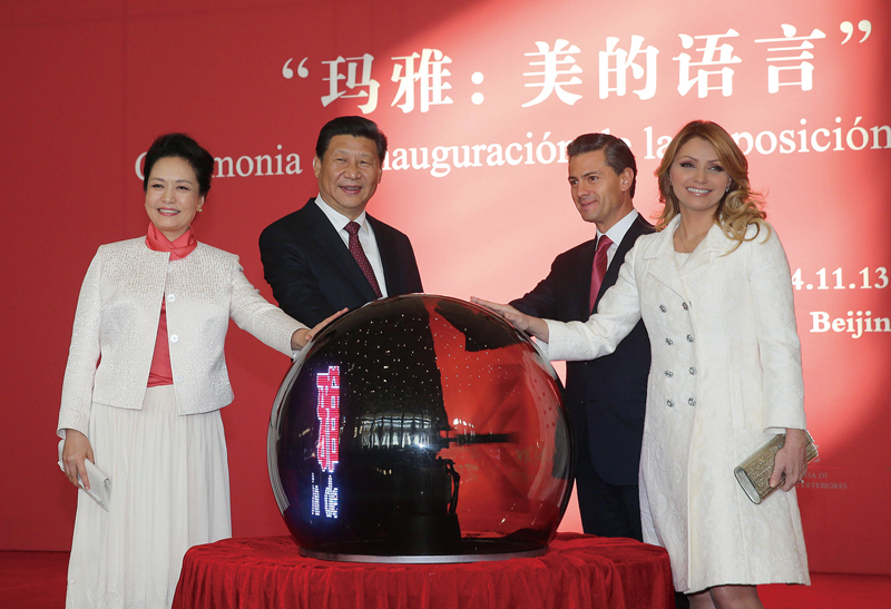 2014年11月13日,国家主席习近平同墨西哥总统培尼亚共同出席在国家博物馆举行的“玛雅:美的语言”文化展开幕式。这是习近平和夫人彭丽媛与培尼亚夫妇一同为展览剪彩。 新华社记者 刘卫兵/摄